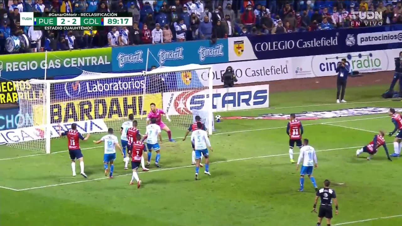 ¡GOL!  anota para Puebla. Lucão