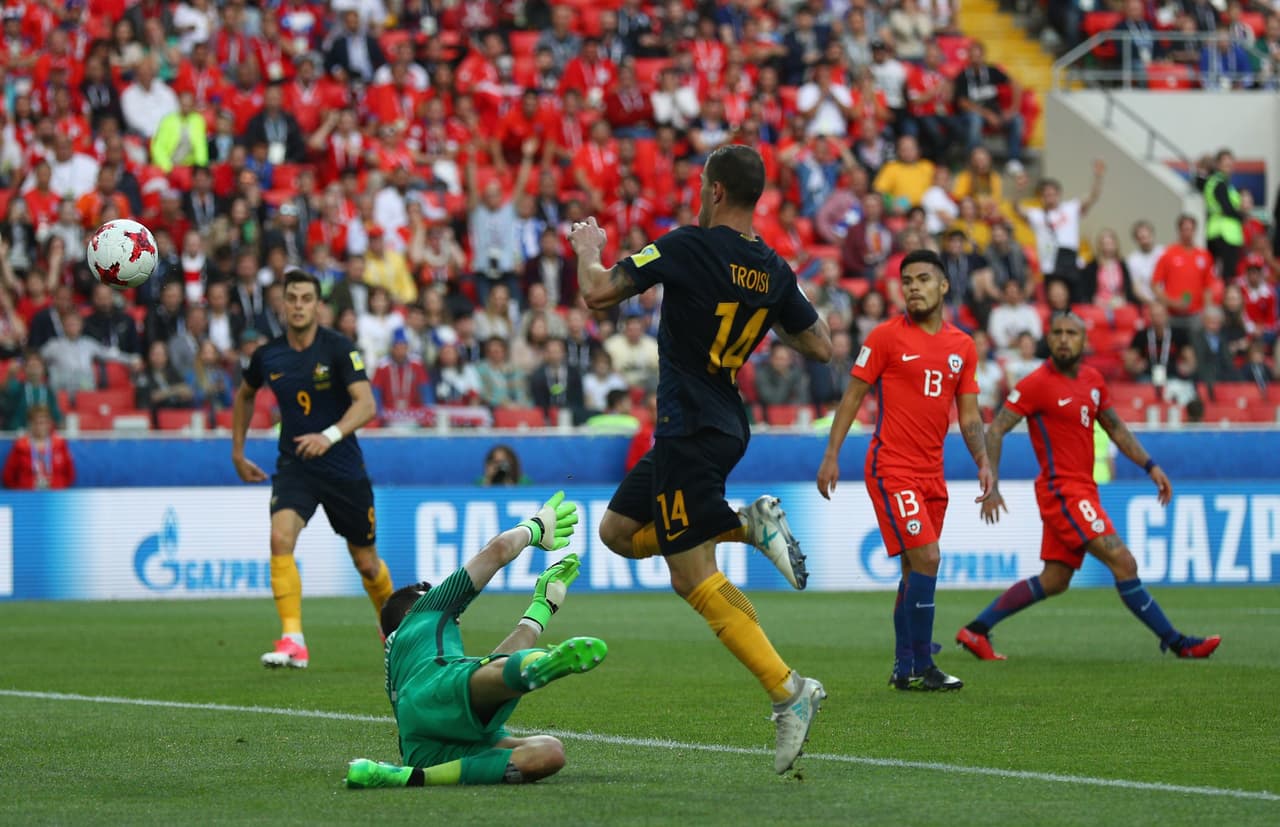 Y, por encima de Claudio Bravo, definió con mucha calidad para el festejo de toda Australia.