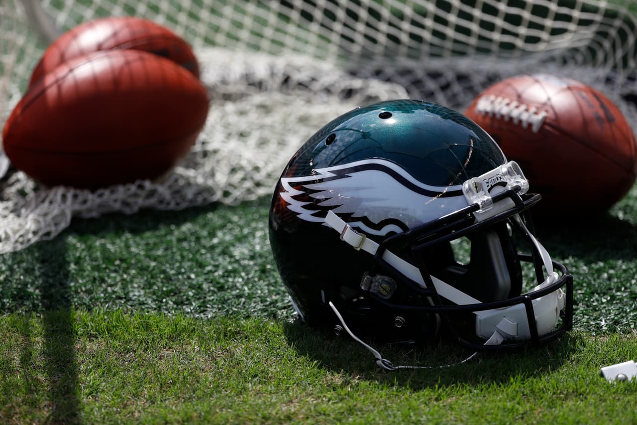 Casco de las Eagles.