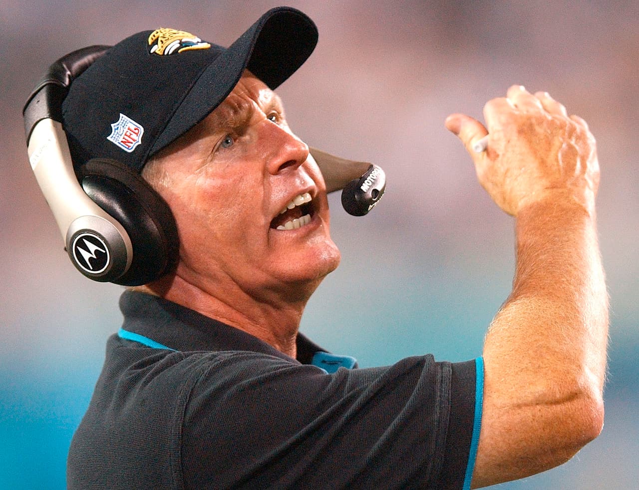 Tom Coughlin (2002) (6 victorias, 10 derrotas).
