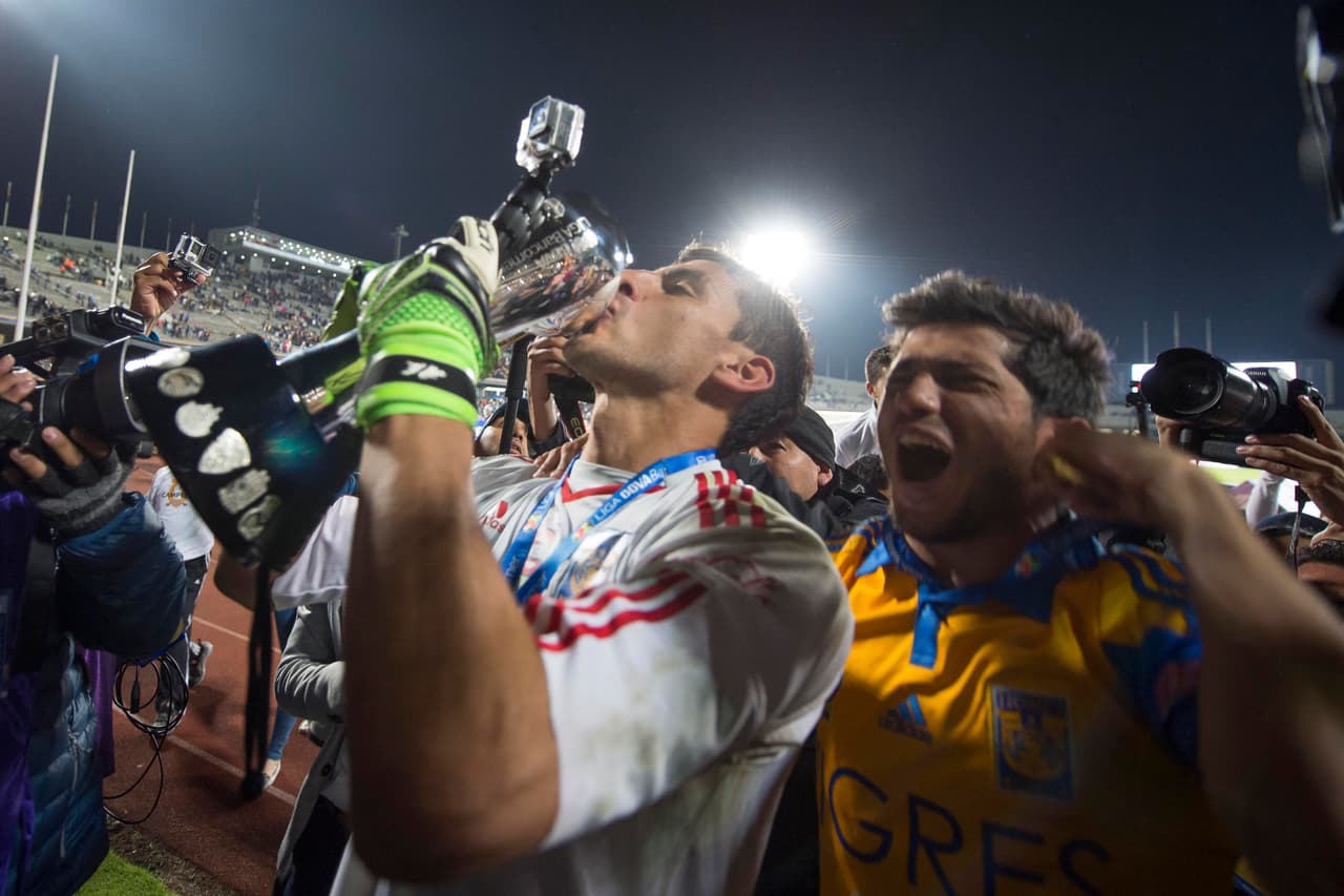En el título obtenido por penaltis, el arquero argentino Nahuel Guzmán fue otra de las figuras que hasta hoy se confirma como ídolo en Tigres, de nuevo con diciembre como fecha especial.