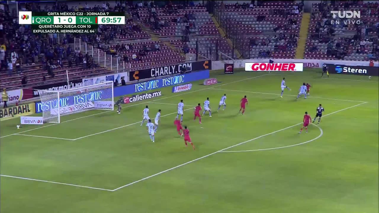 ¡TIRO ATAJADO! disparo por Leonardo Fernández.