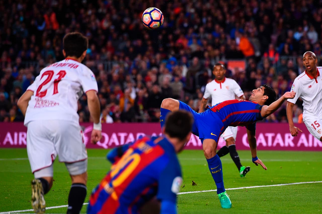 Luis Suárez anotaría el gol del partido para abrir el marcador con una chilena a unos cuantos metros del arco de Sevilla.