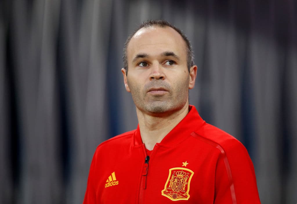 Antes de llegar a Japón, Iniesta jugó con la selección de España en el Mundial de Rusia 2018, estuvo en los cuatro partidos hasta la eliminación contra Rusia en los cuartos de final.