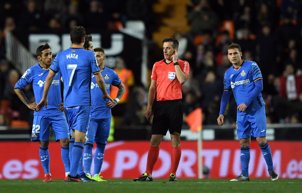 Pero llegó el quitarrisas. El árbitro echó mano del Video Assistant Referee (VAR) para revisar la jugada. Y un fuera de juego le quitó esa posibilidad al Valencia, todo volvía como antes.
