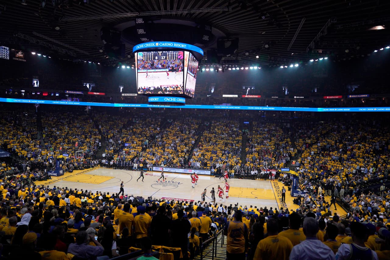 Oracle Arena vivió su última jornada NBA y muchos aficionados, entendiendo que así sería, acudieron al llamado para despedir una casa que no volverá. Algunos dejaron sus firmas, sus recuerdos, su agradecimiento, y se llevan y atesoran los recuerdos para el resto de sus vidas por los éxitos y los buenos momentos que los Warriors les hicieron vivir ahí.