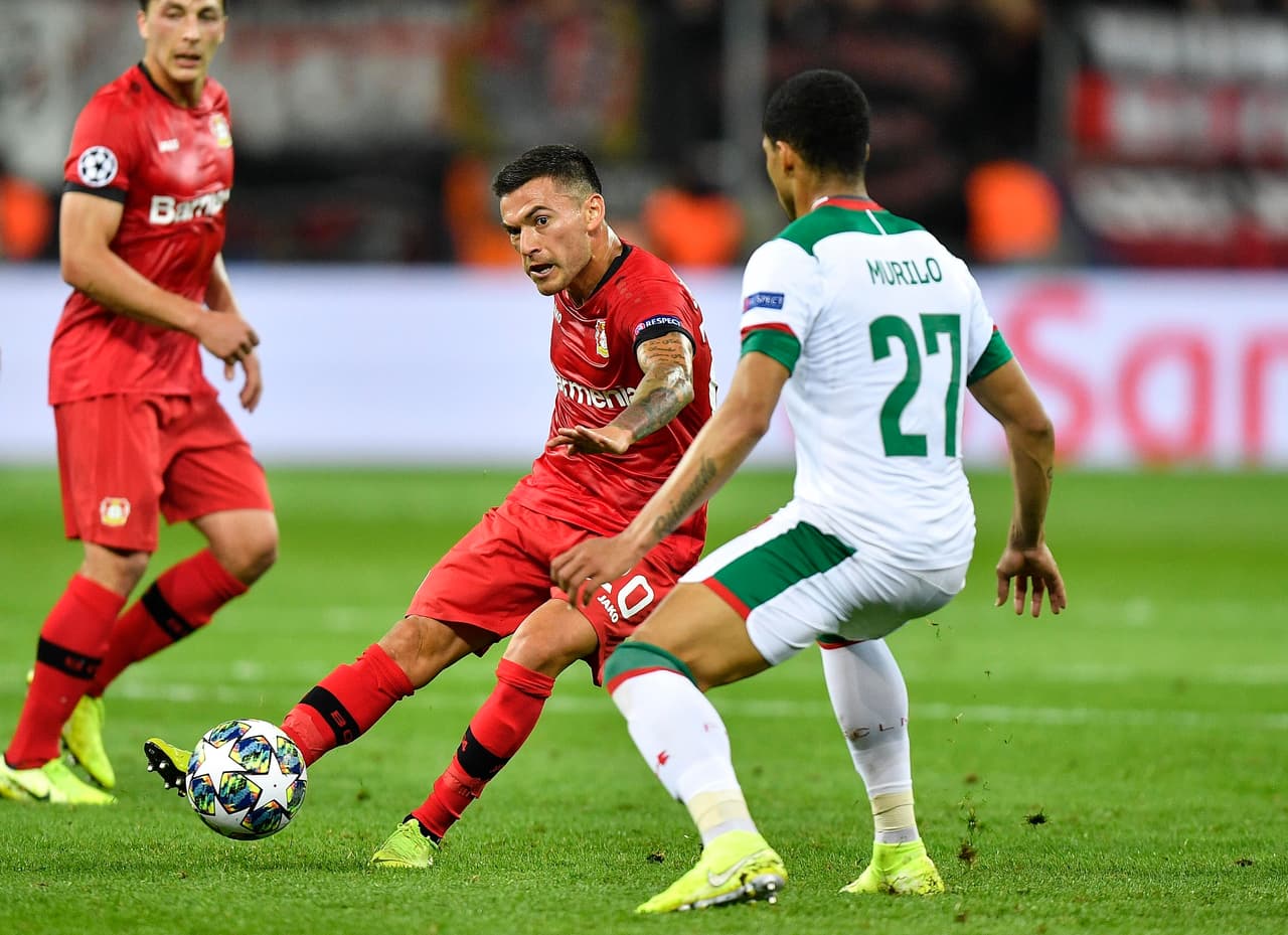 El chileno es el motor del Bayer Leverkusen, aporta mucho a la defensiva pero también se suma al ataque y sabe cómo definir.