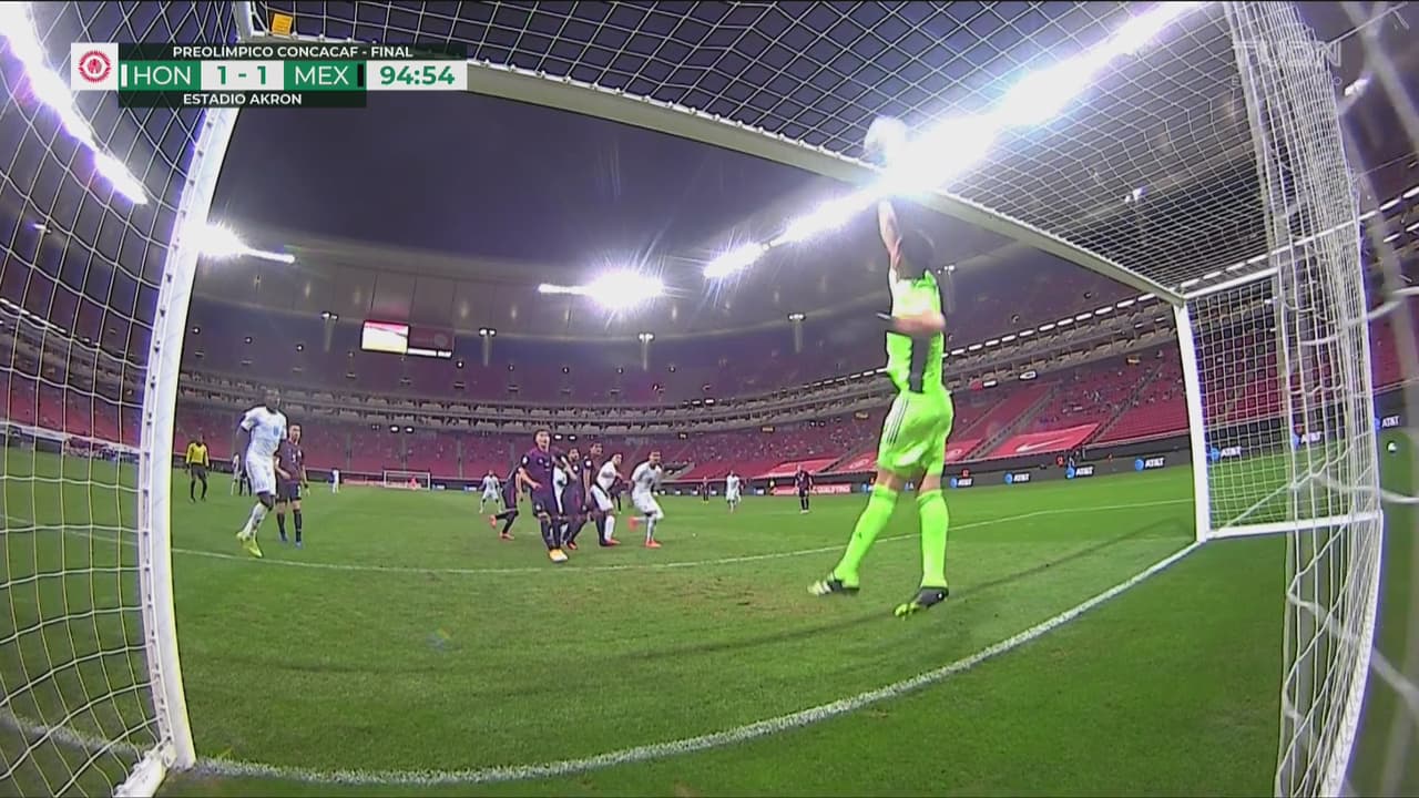 ¡Enorme falla! José García se pierde el gol de la ventaja