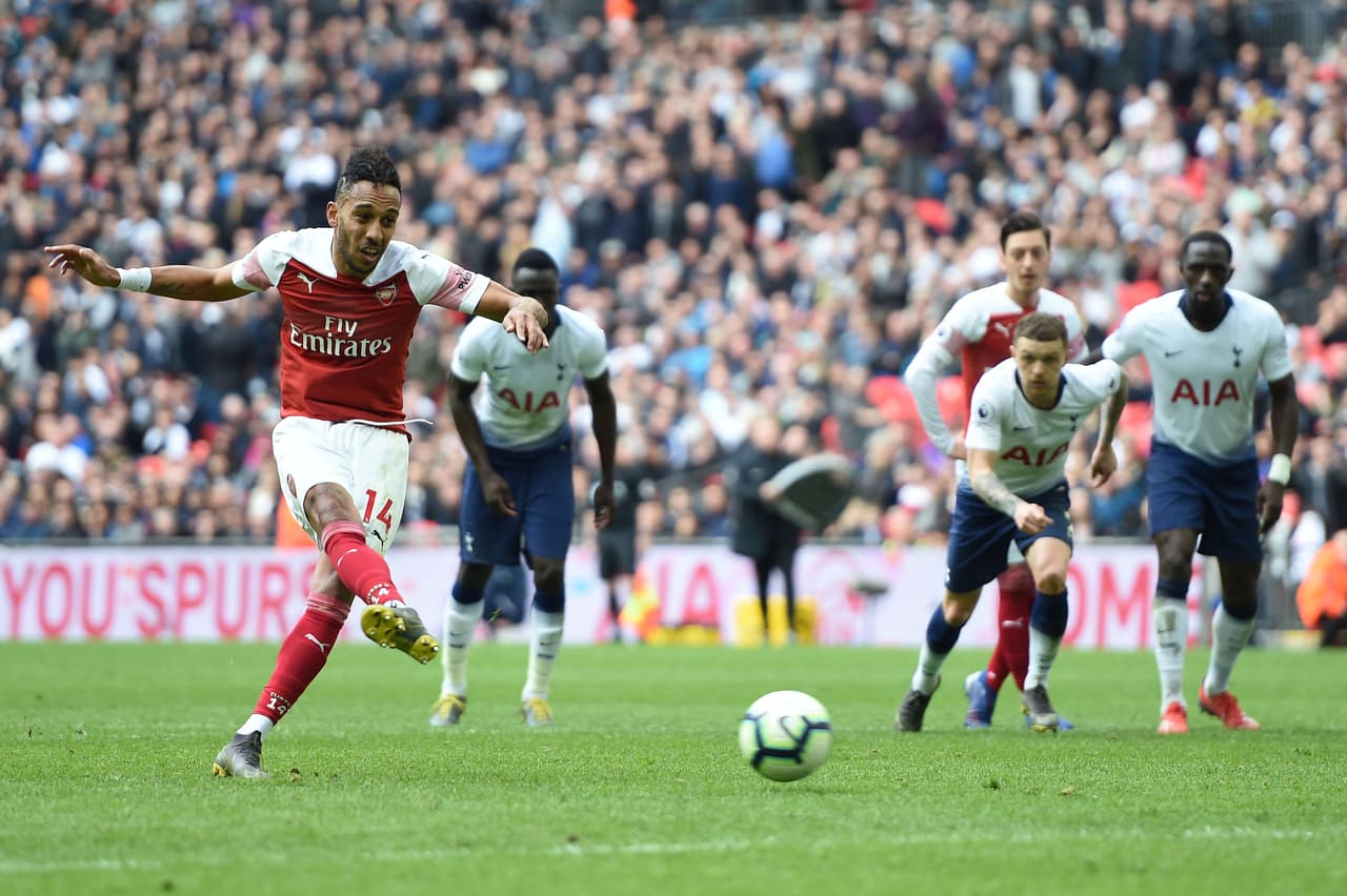 El gabonés también fue quien tomó el balón para encontrar el triunfo sobre la hora de los Gunners, pero algo falló...