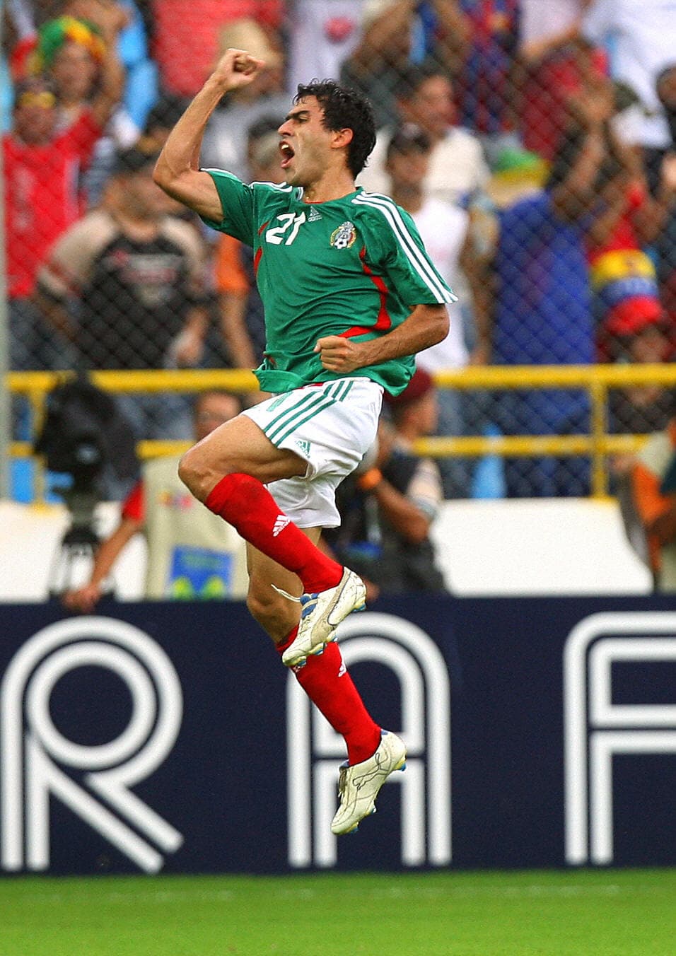 El caso de Nery Castillo también merece una historia aparte:
<a href="www.univision.com/deportes/futbol/mexico/nery-castillo-el-ocaso-de-la-estrella-que-mexico-esperaba-y-nadie-sabe-como-se-apago-fotos" target="_blank">'El ocaso de la estrella que México esperaba y que nadie sabe cómo se apagó'</a>.