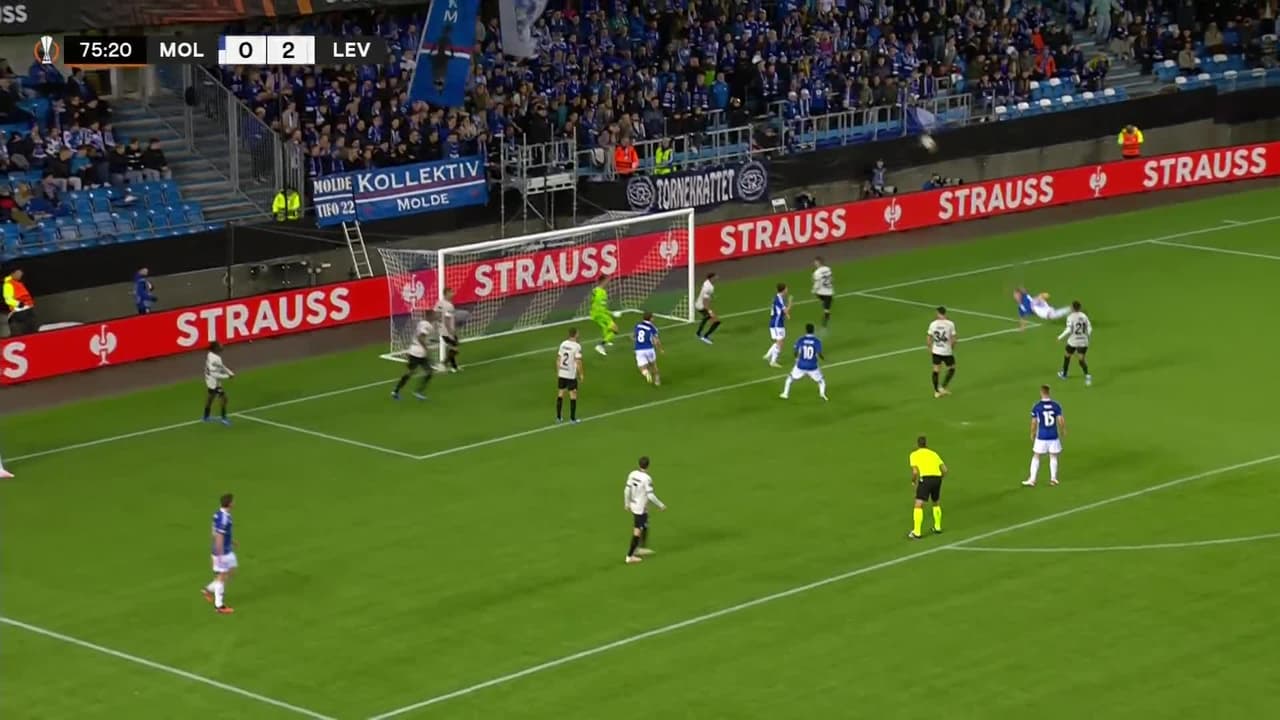 ¡CERCA! Eric Kitolano disparó que se estrella en el poste.