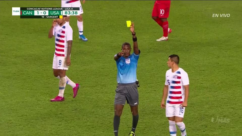 Tarjeta amarilla. El árbitro amonesta a Joshua Sargent de USA