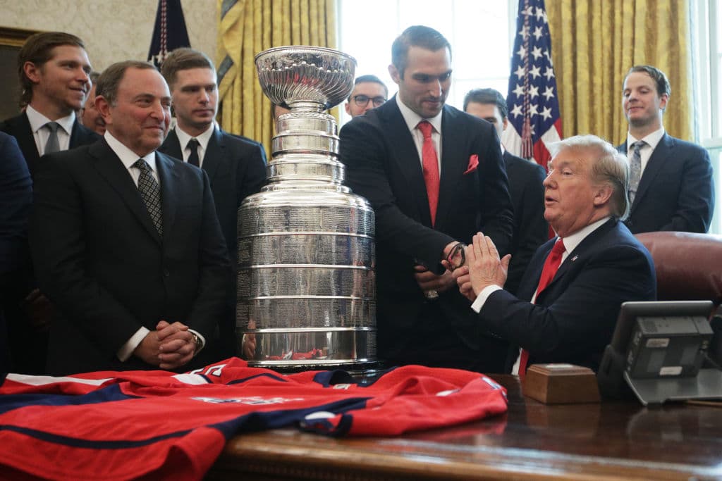 Aquí el presidente Trump estrecha manos con el capitán de los Capitals, y MVP de las pasadas Stanley Cup Finals, Alexander Ovechkin.
