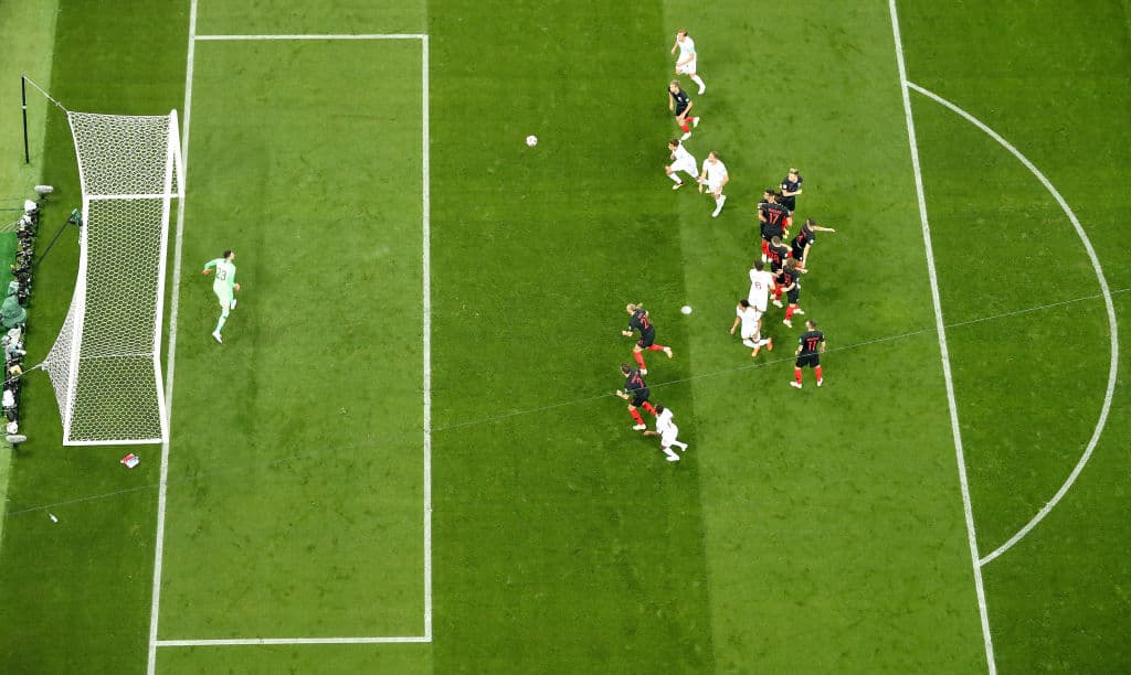 Aunque se lanzó para detener el balón, el tiro tenía una precisión cuya dirección al palo izquierdo de Subasic lo hacía imparable desde esa posición.