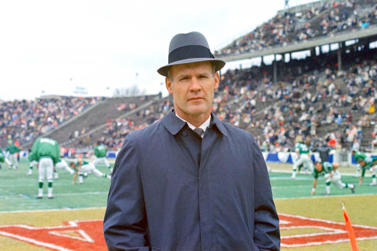 <i><b>4.- Tom Landry</b></i>
<br>Equipos: Dallas Cowboys (1960-1978)
<br>Marca: 250-162-6 (29 años), 20-16 in playoffs
<br>Títulos divisionales: 13
<br>Participaciones en Super Bowl como head coach: 5 (V, VI, X, XII, XIII)
<br>Títulos de Super Bowl como head coach: 2 (VI, XII)
<br>Pro Football Hall of Fame (1990)
<br>NFL 100 All-Time Team (2019)