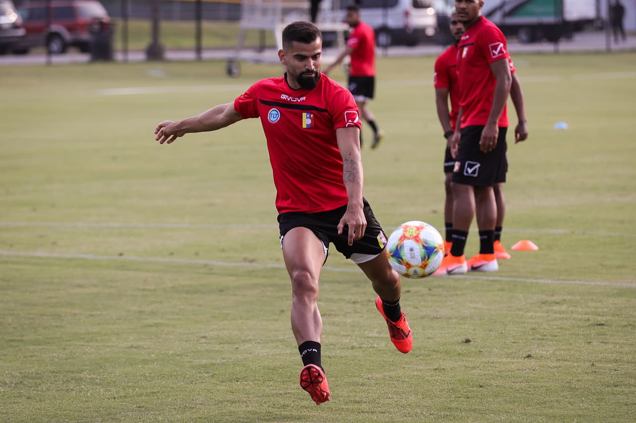 La Selección de Venezuela cerró su preparación de cara al duelo que sostendrá este miércoles en Mercedes-Benz Stadium en Atlanta ante México, en choque que le sirve de preparación a ambas selecciones para la Copa América y Copa Oro respectivamente. La 'Vinotinto' acude a este cotejo con sus grandes figuras como Salomón Rondón, Josef Martínez, Roberto Rosales y Tomás Rincón, bajo la guía del técnico Rafael Dudamel.