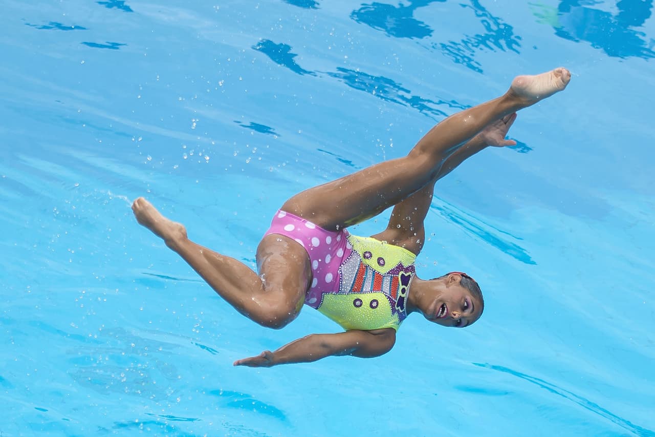El equipo de nado sincronizado femenino libre en Centroamericanos tuvo momentos brillantes de trabajo colectivo, con una rutina diferente, divertida y llena de coordinación que les dio el oro.
