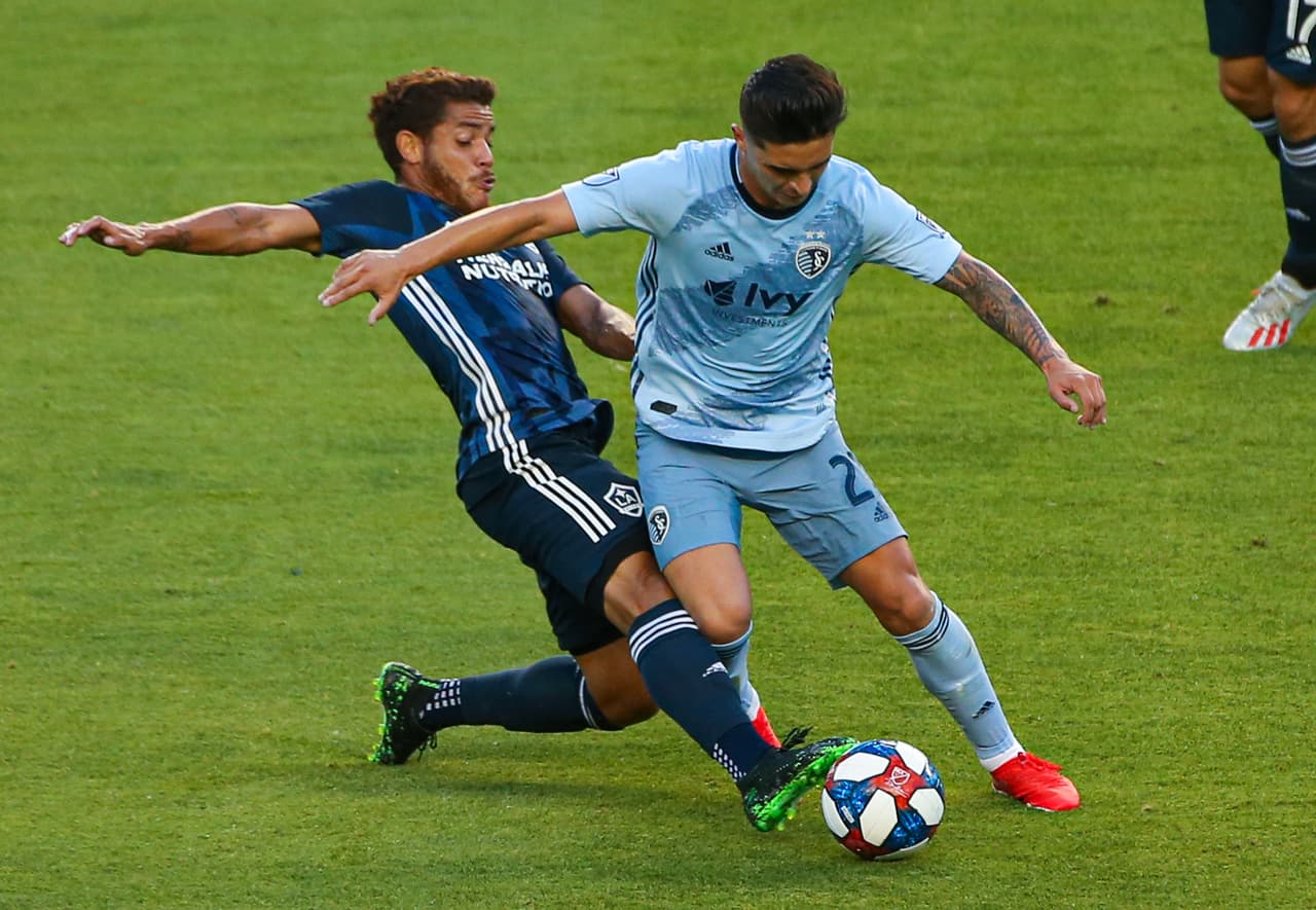 El mediocampista mexicano del LA Galaxy Jonathan dos Santos tuvo una muy destacada actuación en este partido, el corazón del mediocampo de los californianos, aquí despojando del esférico al volante del Sporting Kansas City Felipe Gutiérrez.