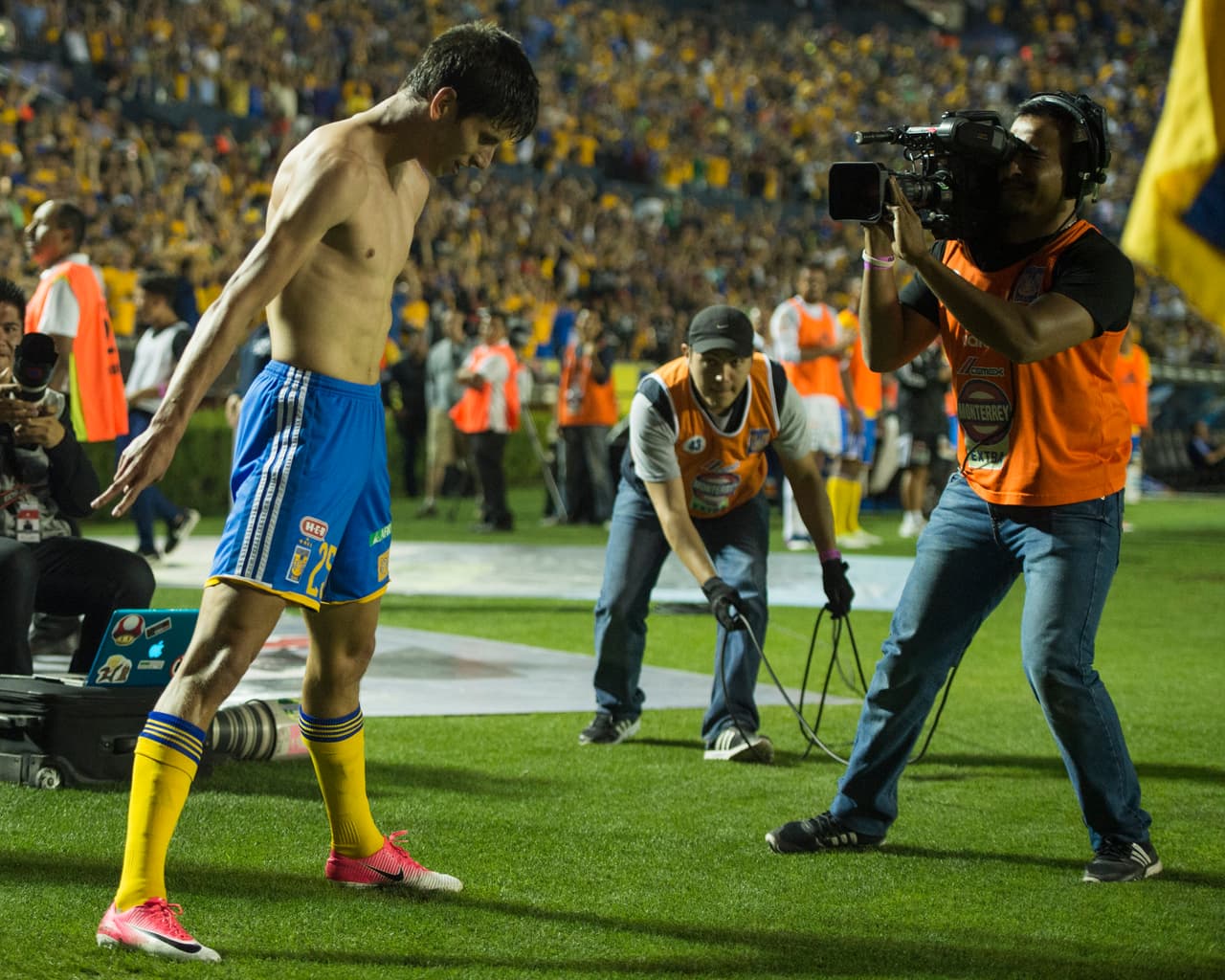 El festejo de Damm al más puro estilo de Cristiano Ronaldo. Sin playera, con brinco y brazos extendidos.
