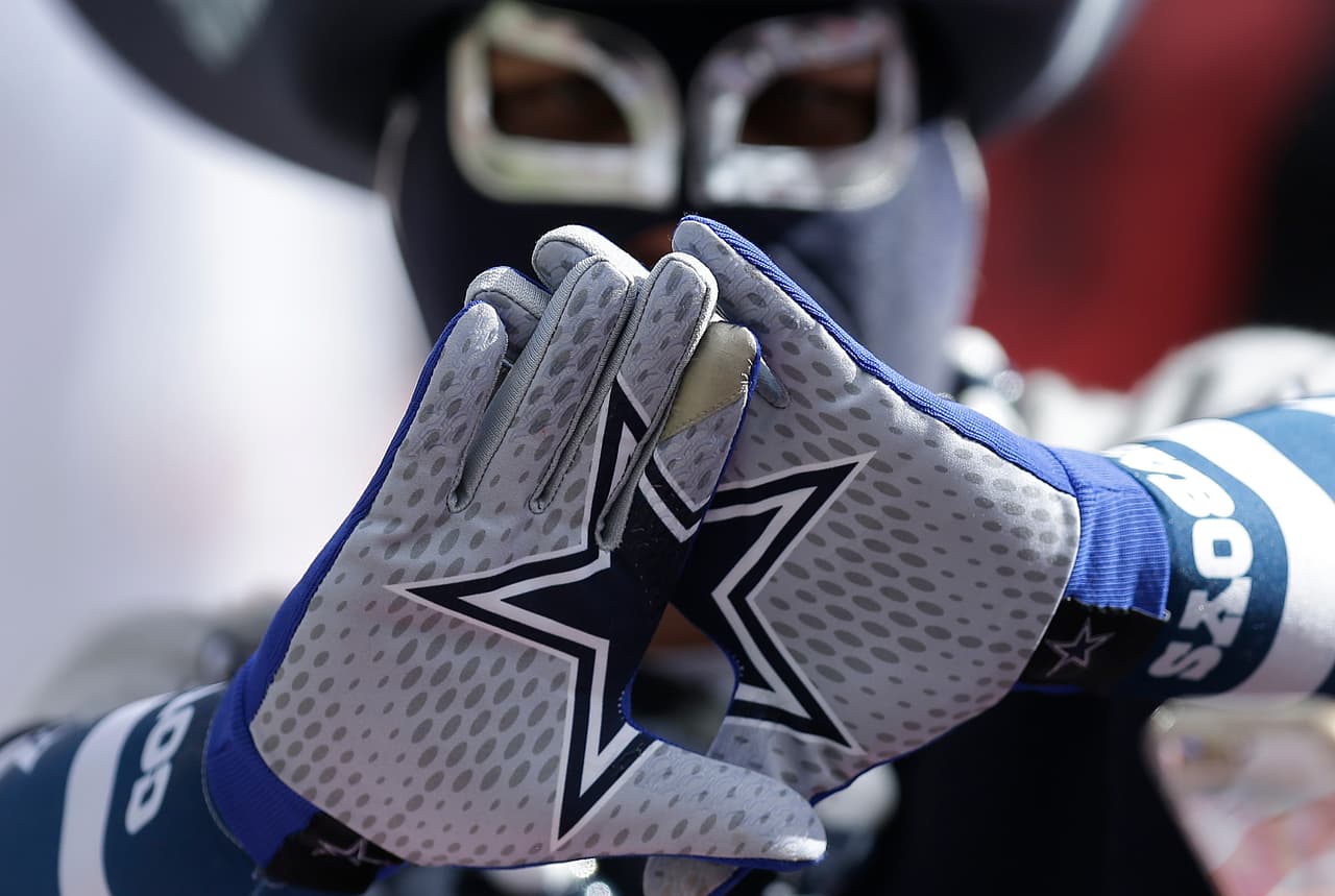 Los outfits, los gritos, las porras, carteles y autógrafos, todo lo que un fan NFL lleva a los partidos.