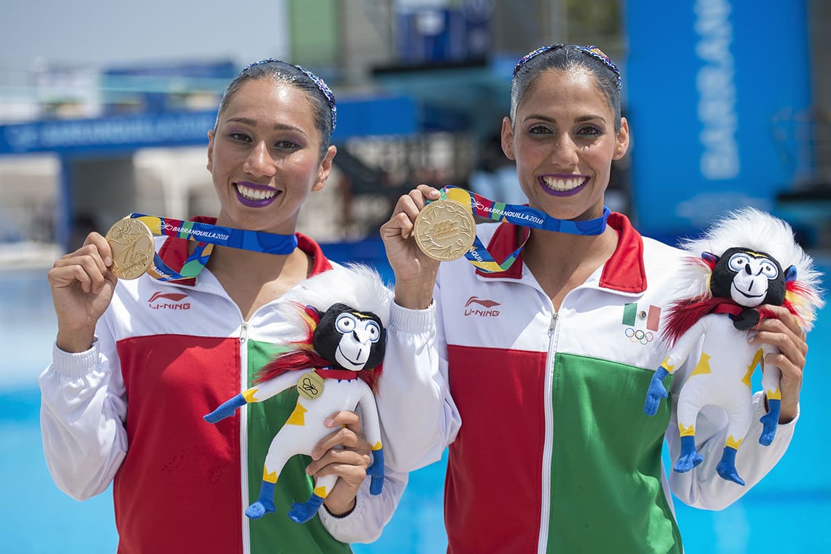 Karem Achach y Nuria Diosdado celebran su medalla de oro en la categoría dueto técnico del nado sincronizado.