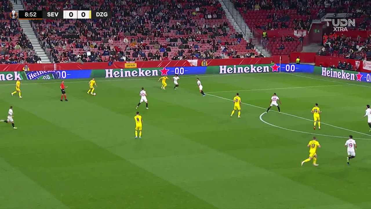 ¡TIRO ATAJADO! disparo por Mislav Orsic.