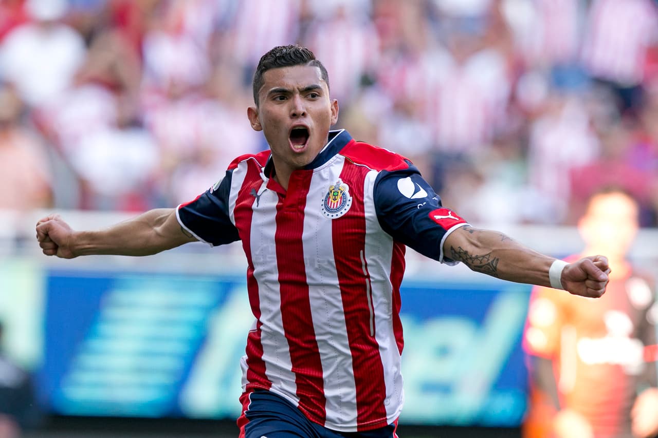 ZAPOPAN, MEXICO - MAY 14: Orbelin Pineda of Chivas celebrates after scoring the first goal of his team during the quarter finals second leg match between Chivas and Atlas as part of the Torneo Clausura 2017 Liga MX at Chivas Stadium on May 14, 2017 in Zapopan, Mexico. (Photo by Refugio Ruiz/LatinContent/Getty Images)
