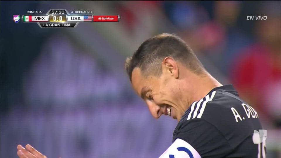 Tiro desviado de Andrés Guardado