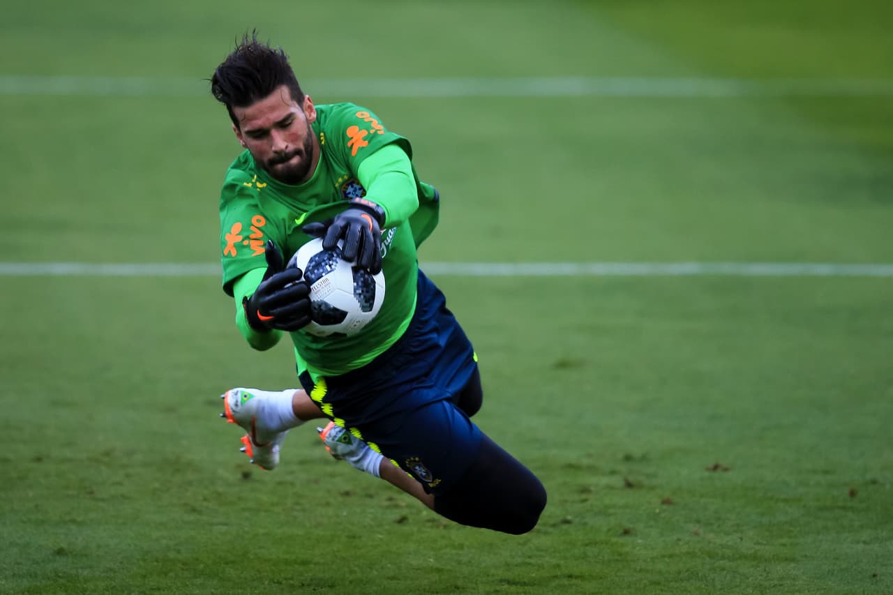 El arquero brasileño Alisson ya fue tasado por Roma por 90 millones de euros y medios españoles tomaron declaraciones de Cafú en las que dice que el trato con Real Madrid está cerrado.