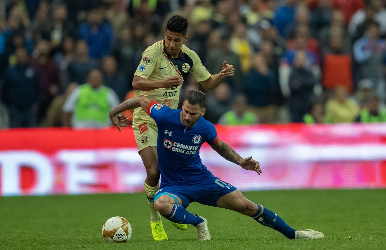 Cada rincón del campo era cubierto por algún jugador y con el balón disputado de por medio, ninguno de los dos equipos bajó la guardia.