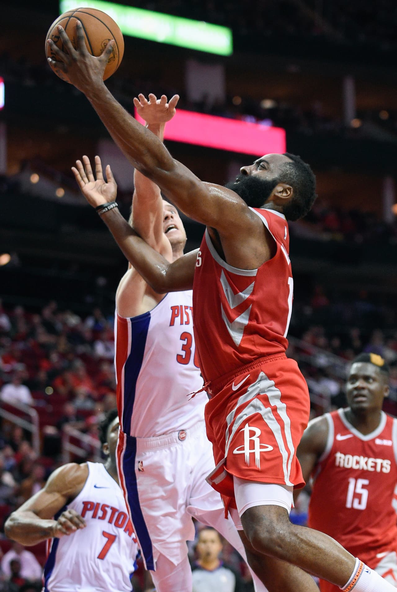 Mientras Detroit no pudo alcanzar su tercer triunfo seguido. James Harden rebasó a Rudy Tomjanovich para convertirse en el tercer mejor anotador en la historia de los Rockets.
