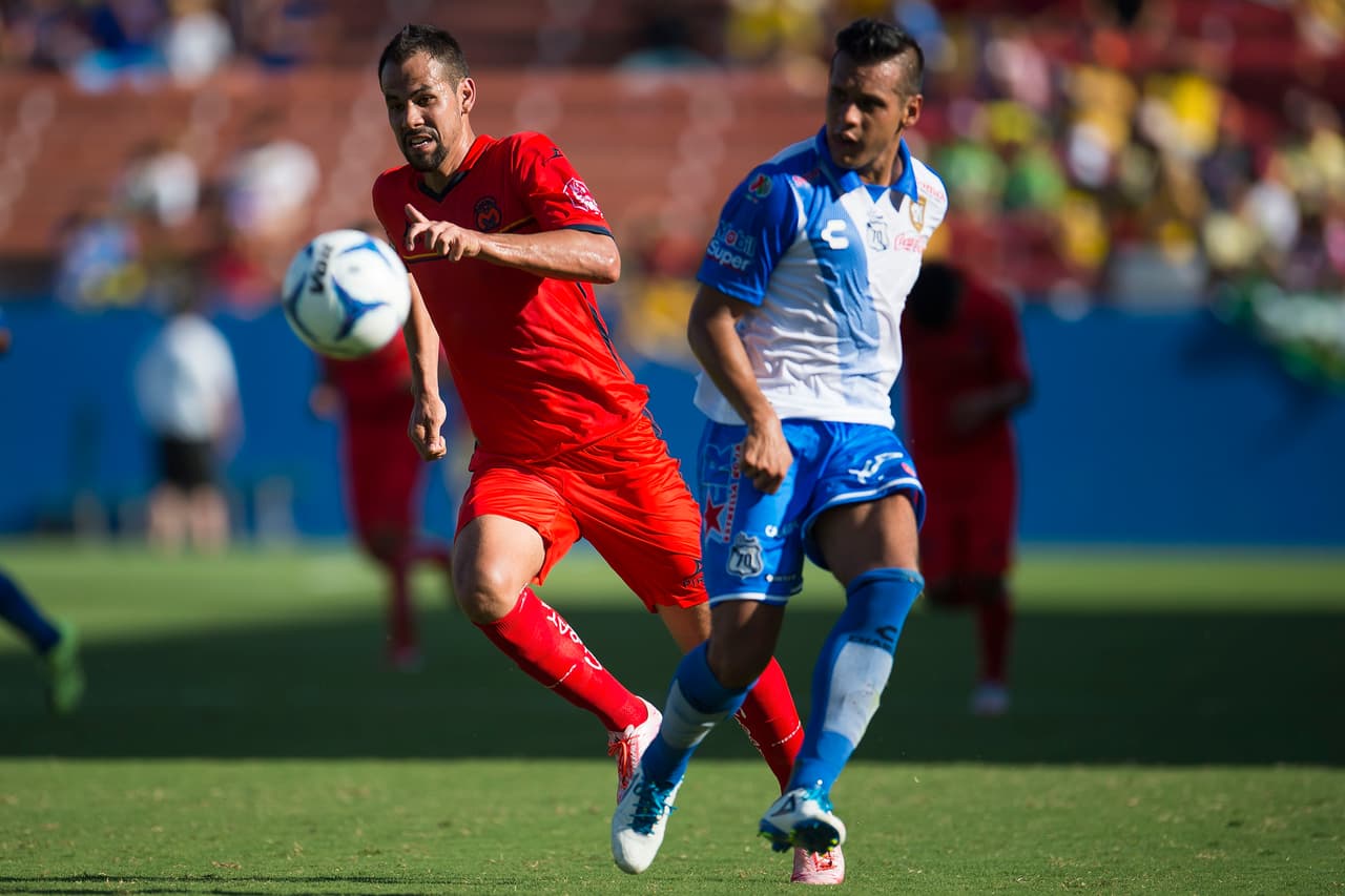 El balón fue muy peleado en todo momento.