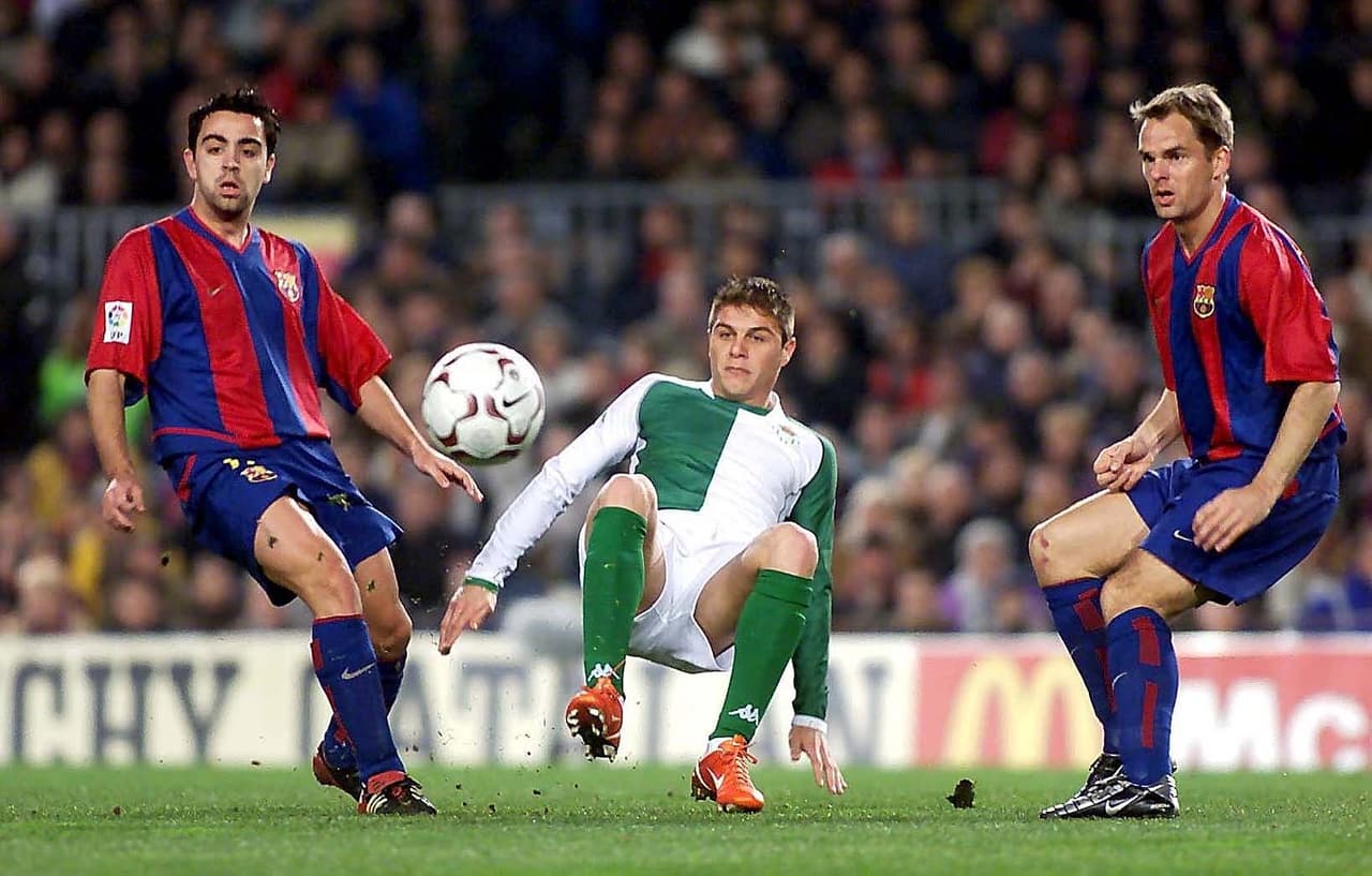 Su debut: el estratega holandés, Louis Van Gaal, le dio la oportunidad de hacer su presentación como futbolista profesional con los Blaugranas el 18 de agosto de 1998.