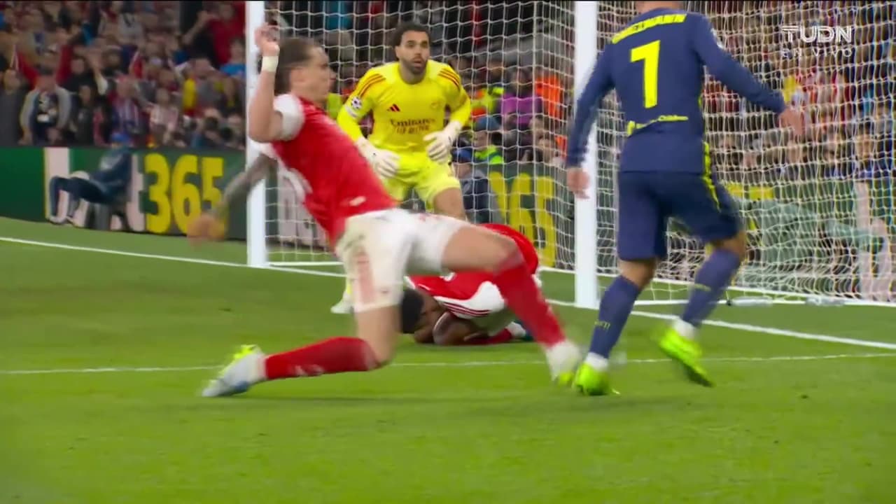 ¡Calafiori se equivoca con un pisotón sobre Griezmann! Pero no hay penal