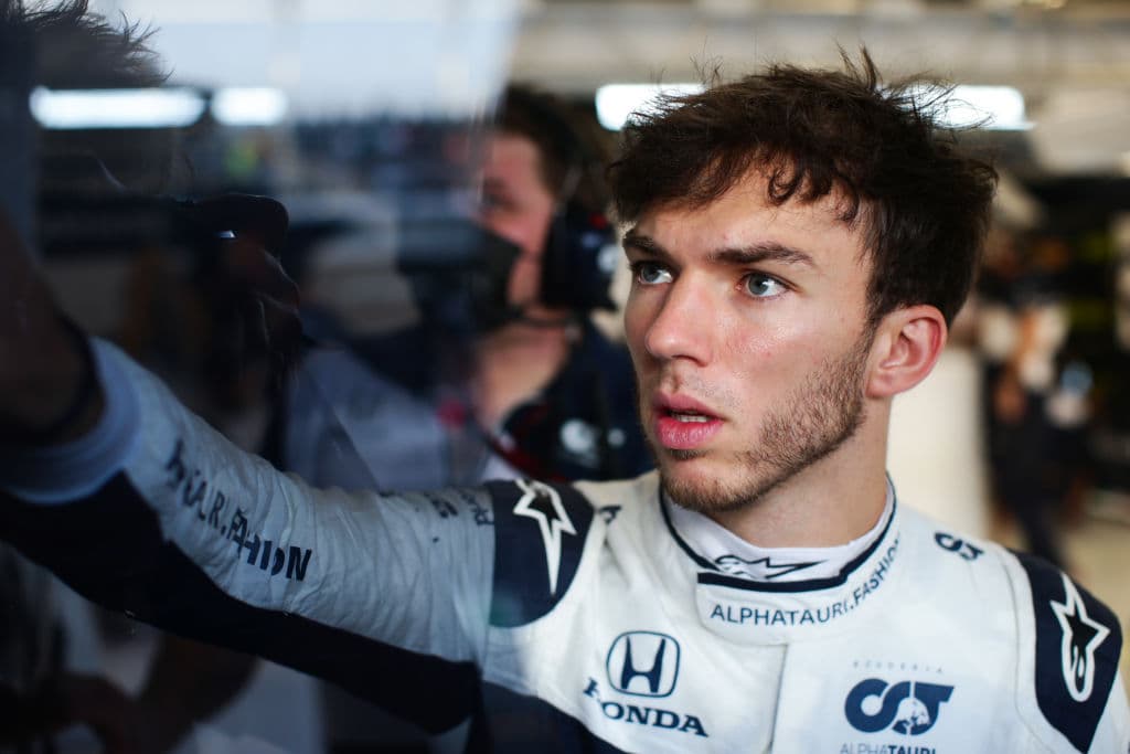 El mexicano Sergio Pérez finalizó en la novena posición de la Q2 en una complicada sesión para la escudería Red Bull dónde Max Verstappen terminó en el cuarto sitio. El siete veces campeón del mundo inglés Lewis Hamilton de Mercedes fue el más rápido este viernes, por delante de su compañero finlandés Valtteri Bottas, en el segundo entrenamiento libre para el Gran Premio de Arabia Saudí, el vigésimo primero y penúltimo del Mundial de Fórmula Uno, que se disputa en el circuito urbano.