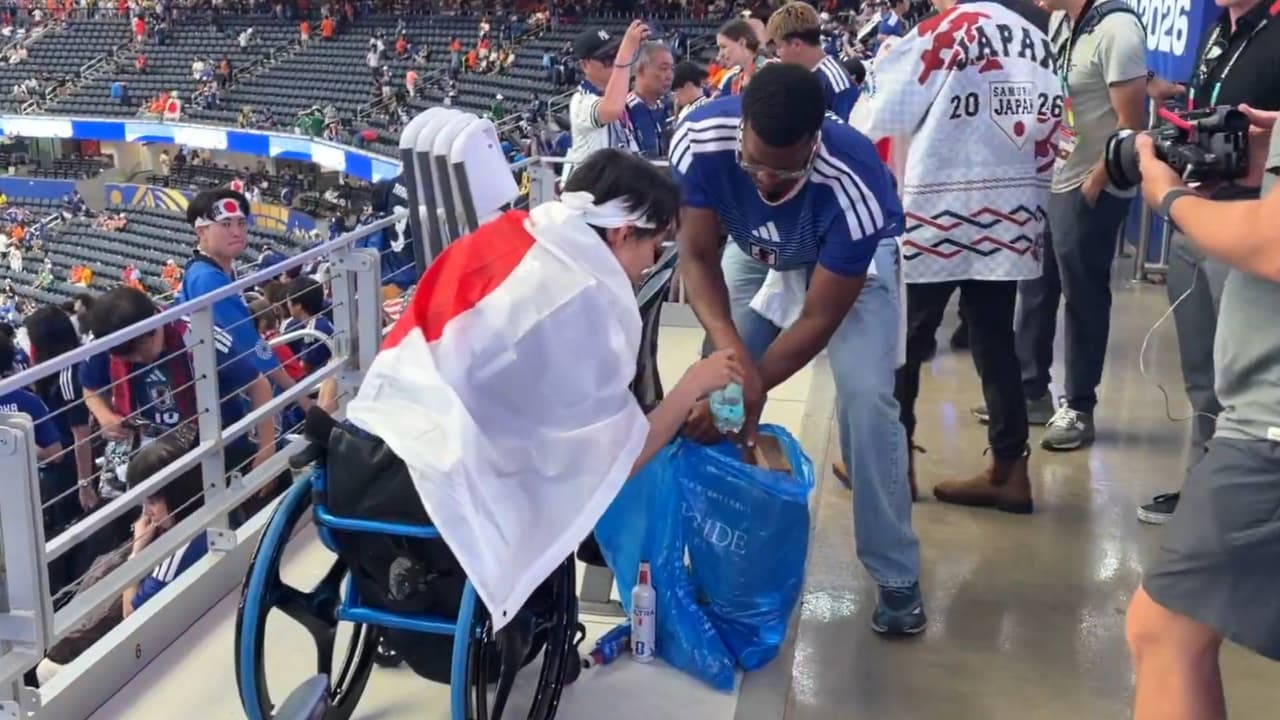 James Winston, mariscal de los Gigantes de Nueva York, ayudó a limpiar tras el Países Bajos vs. Japón