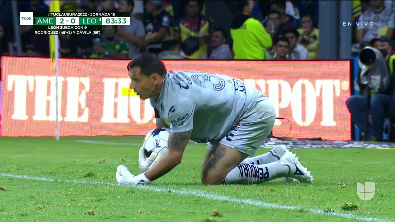 ¡TIRO ATAJADO! disparo por Henry Martín.