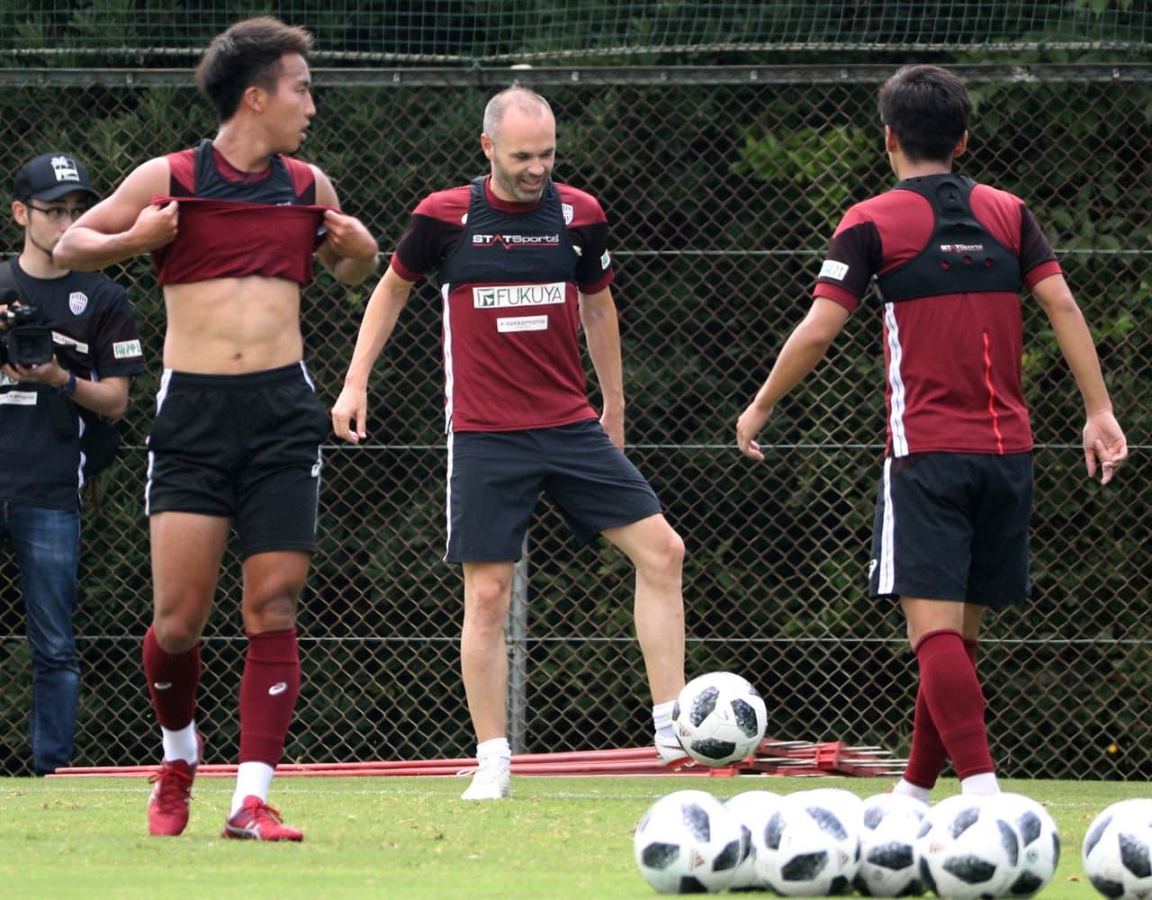 El futbolista español Andrés Iniesta participó este viernes en su primer entrenamiento con su nuevo equipo, el Vissel Kobe de la liga nipona, con el que podría debutar este domingo.