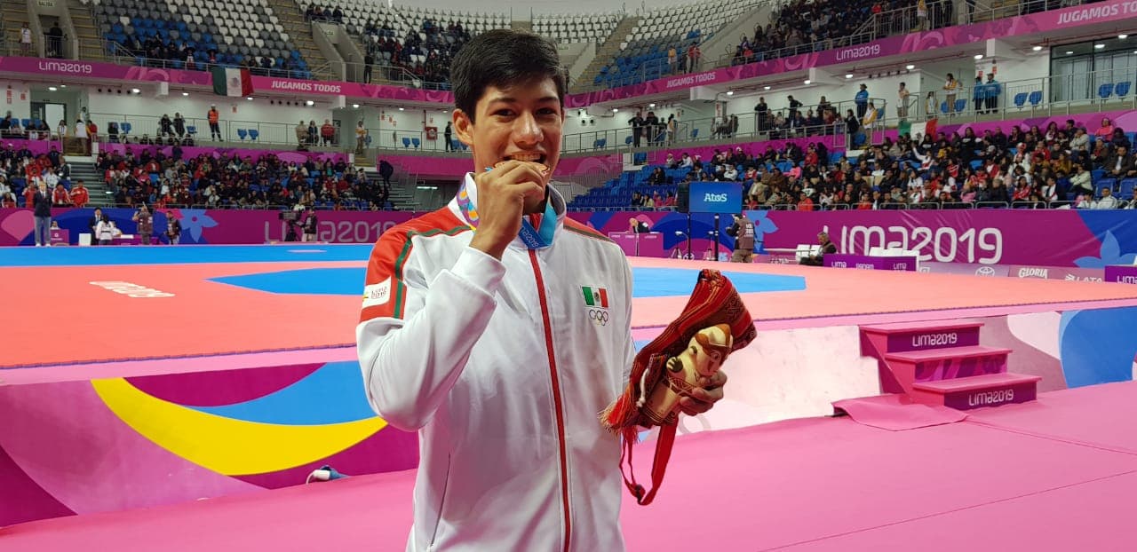 Marco Arroyo presume su presea de bronce.