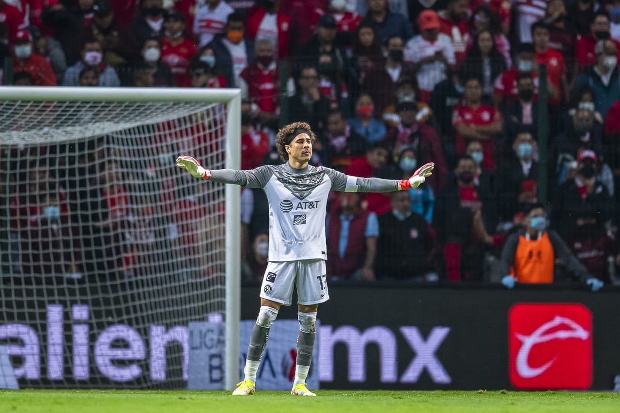 A la media hora de juego, Ochoa se convertía en factor al sacar un balón imposible a una mano y así evitar que Toluca se fuera arriba en el marcador nuevamente.