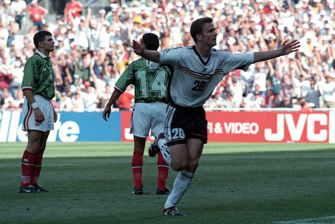 Esto sería aprovechado por Alemania, equipo que nunca se rinde y lo demostró al final del partido. Primero con el empate de Jürgen Klinsmann y posteriormente con la voltereta de Oliver Bierhoff al minuto 86.
<br>