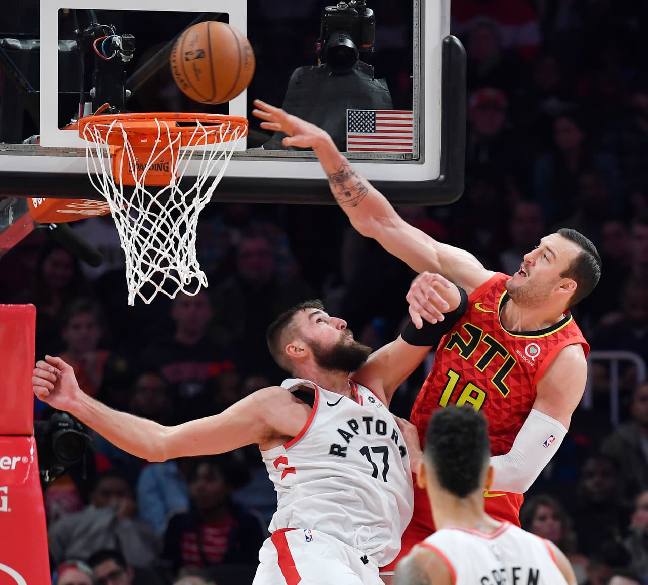 <b>Toronto 124-108 Atlanta</b>. Kyle Lowry se despachó con triple doble para la victoria de los Raptors, la número 15 de la campaña, con 21 puntos, 17 asistencias y 12 rebotes.