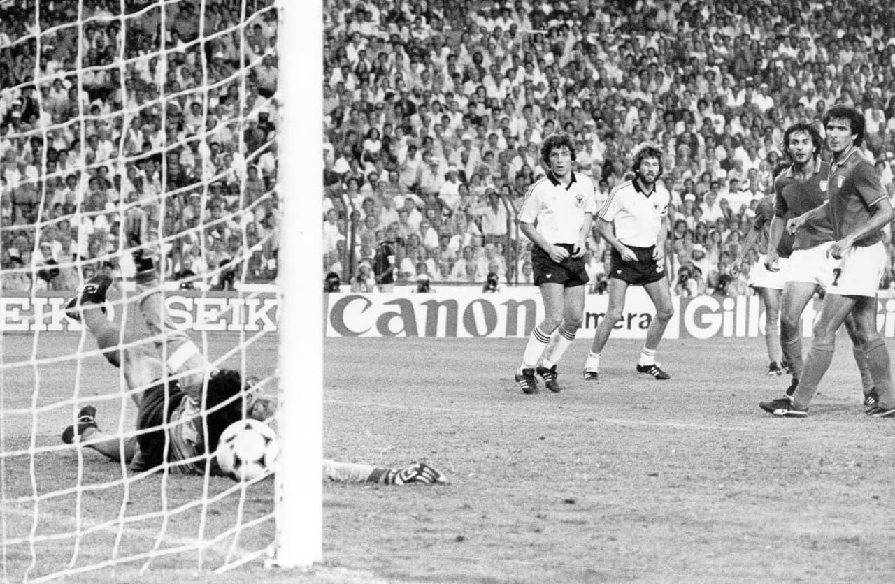 En dicho partido, Zoff fue figura pero recibió un gol de Paul Breitner. Por fortuna, Rossi, Tardelli y Alessandro Altobelli ya habían conseguido tres anotaciones para Italia.