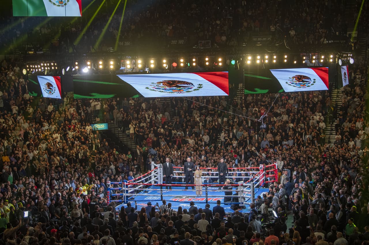 Se entonó el himno nacional de México y la tribuna aclamó al boxeador azteca.