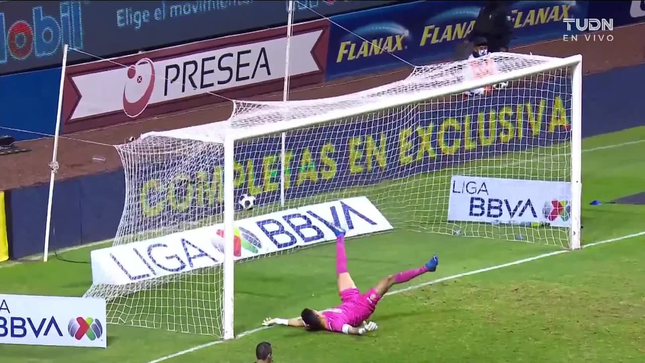 ¡GOL!  anota para Puebla. Christian Tabó