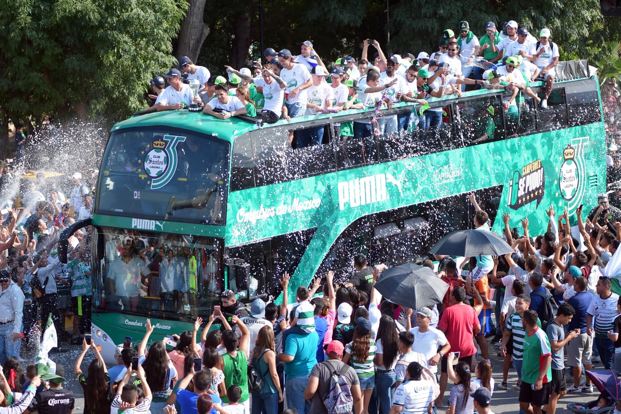 Los Guerreros festejaron su sexto título de liga con un multitudinario desfile ante su afición.