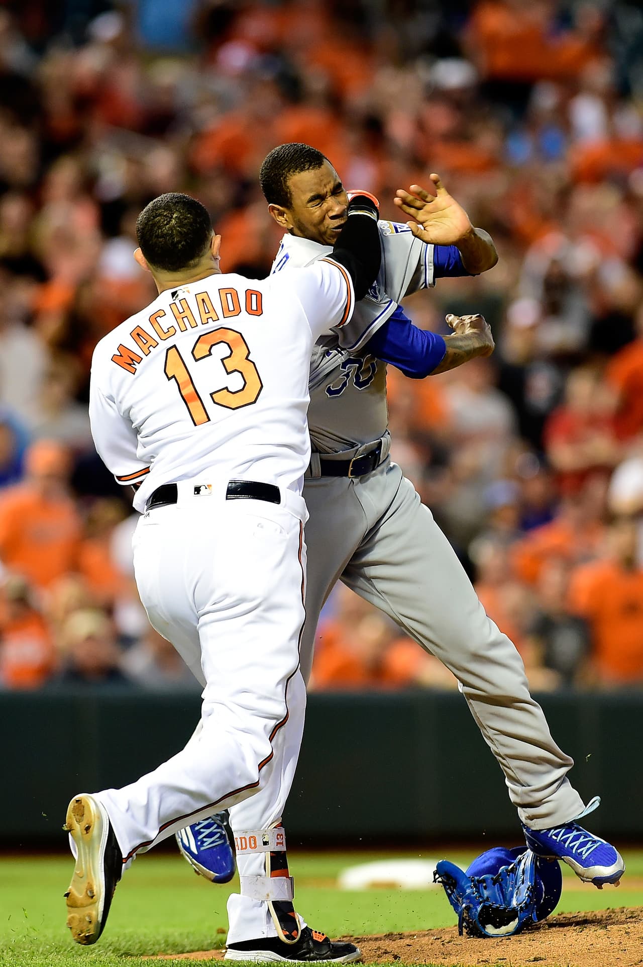 Machado dio un tremendo puñetazo en el rostro a Ventura quien casi se fue el piso por el impacto.