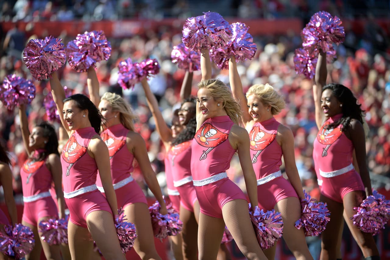 Las animadoras de los equipos de la NFL le dieron ese ingrediente extra al espectáculo y la fiesta del fútbol americano estadounidense, incluso, sin temer al clima en algunos casos.