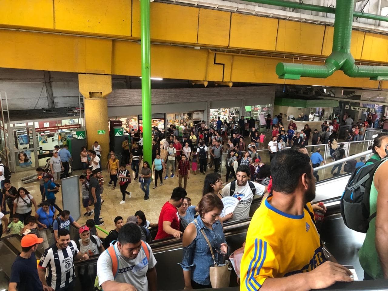 Comienza a anochecer en la sultana del norte y la gente empieza a llegar al gigante de acero.