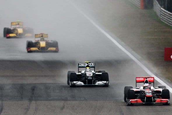 La lluvia afectó a todos los pilotos, pero Jenson Button empezó a encaminarse a la victoria desde las primeras vueltas.